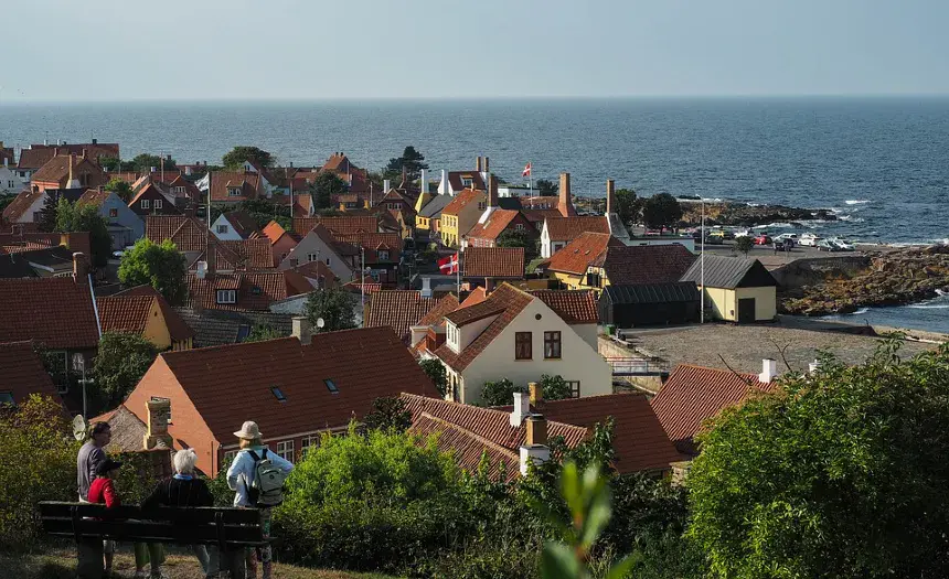 Bornholm er ikke bare skøn - det er også et super sted med mange tilbud til iværksættere Bornholm - udsigt over røde tage og hav