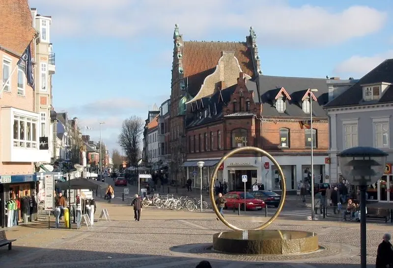 Hjørring | Velkommen til iværksættersiderne om Hjørring Kommune Hjørring bymidte med den karakteristiske guldring-skulptur
